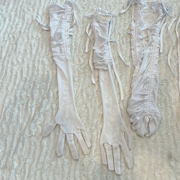 Dolls Kill Darker WAVS Mesh White Ruched Gloves & leg sleeve w/chain - Picture 9 of 12